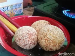 Merasakan Sensasi Makan Onde-onde Bondet, Satu Biji Kenyang Dua Orang
