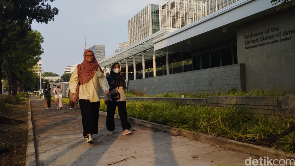 Pedestrian melangkah di trotoar depan Kedubes AS Jakarta yang baru saja dibuka, 10 Juni 2023. (Brigitta Beli Permata Sari/detikcom)