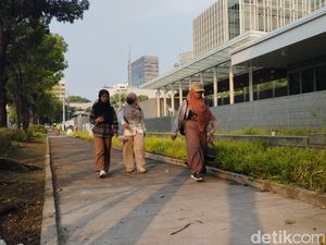 Senangnya Pejalan Kaki Menapaki Trotoar Depan Kedubes AS: Ini Hak Kita!