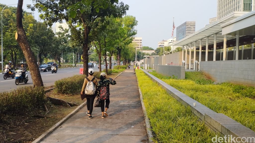 Pedestrian melangkah di trotoar depan Kedubes AS Jakarta yang baru saja dibuka, 10 Juni 2023. (Brigitta Beli Permata Sari/detikcom)