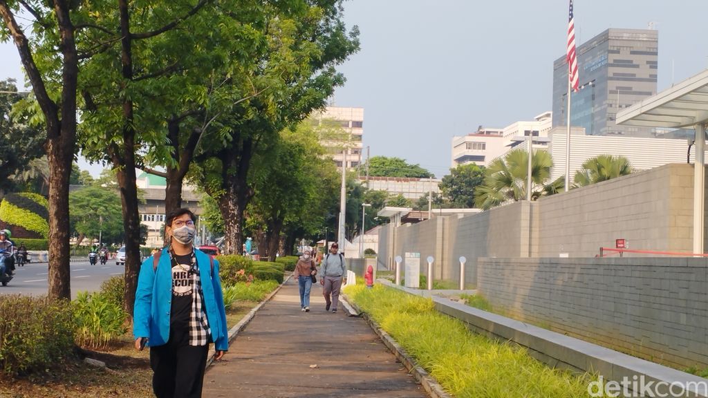 Pejalan kaki melangkah di trotoar Kedubes AS Jakarta yang baru saja dibuka, 10 Juni 2023. ( Brigitta Belia Permata Sari/detikcom)