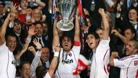 Paolo Maldini adalah pemain tertua yang pernah menangi Liga Champions. Maldini bersama AC Milan menang atas Liverpool 2-1 di musim 2006/07 saat berusia 38 tahun dan 331 hari! (Getty Images)