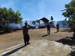 Pertikaian 2 Kelompok Warga di Nabire Kembali Memanas, 6 Rumah Dibakar Pertikaian 2 Kelompok Warga di Nabire Kembali Memanas, 6 Rumah Dibakar
