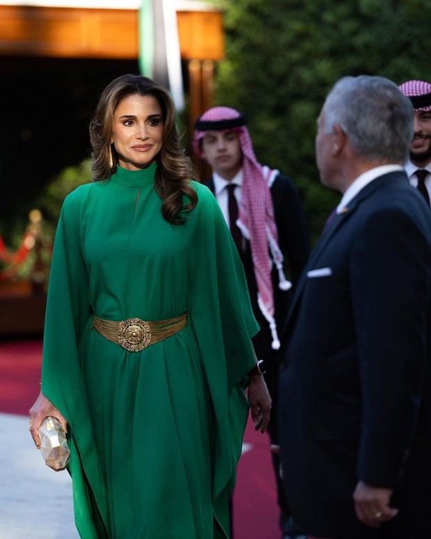 Penampilan Ratu Rania dengan Kaftan Warna Hijau Penampilan Ratu Rania dengan Kaftan Warna Hijau