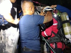 Evakuasi Kambing Masuk Sumur, Damkar Klaten Gunakan Tabung Oksigen Evakuasi Kambing Masuk Sumur, Damkar Klaten Gunakan Tabung Oksigen