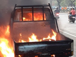 Mobil Pikap Terbakar di Lampu Merah Cengkareng Jakbar