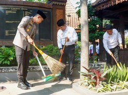 Gandeng Tokoh-Komunitas, Polisi Kerja Bakti di Wisata Religi Makam Gus Dur
