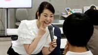 Potret Warga Jepang Ikut Les Tersenyum Demi Diterima Kerja
