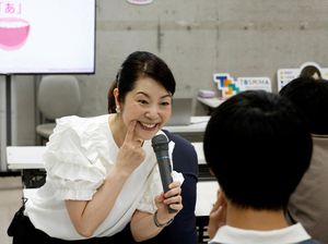 Potret Warga Jepang Ikut Les Tersenyum Demi Diterima Kerja