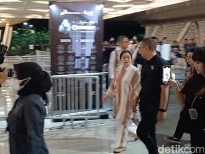 Puan Maharani Nonton Konser Ari Lasso di Solo
