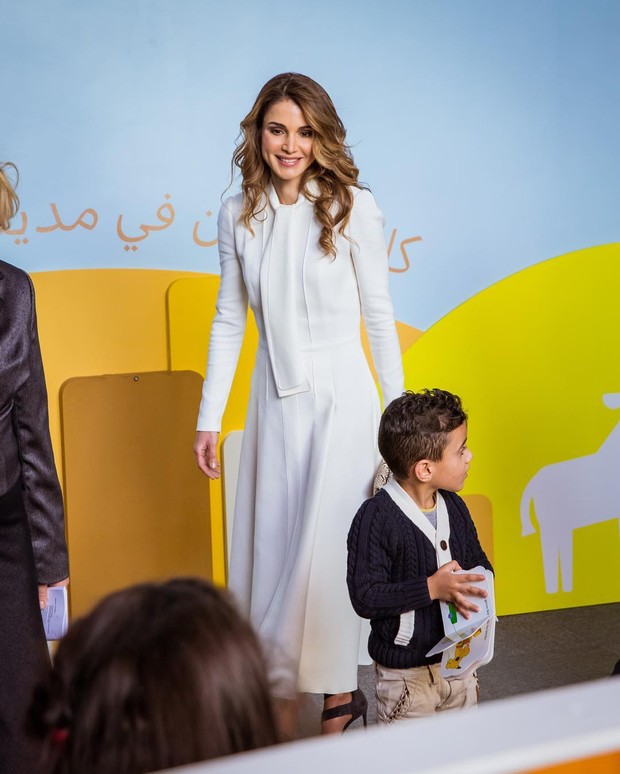 Ratu Rania dengan Dress Putih Ratu Rania dengan Dress Putih