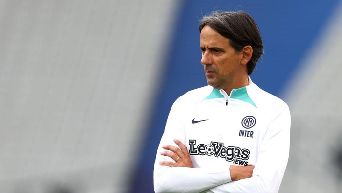 ISTANBUL, TURKEY - JUNE 9:  FC Internazionale Manager Simone Inzaghi looks on during the FC Internazionale training session at the Ataturk Olympic Stadium prior to the UEFA Champions League 2022/23 final on June 9, 2023 in Istanbul, Turkey. (Photo by Chris Brunskill/Fantasista/Getty Images)