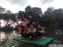 Usul DPR Agar Siswa SD di Luwu Belajar Online gegara ke Sekolah Pakai Rakit