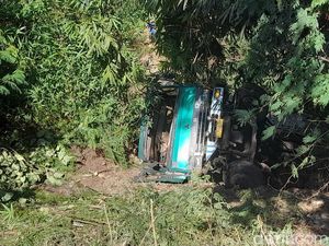 Ditinggal Sopir, Truk Tronton Tiba-tiba Mundur Masuk ke Jurang