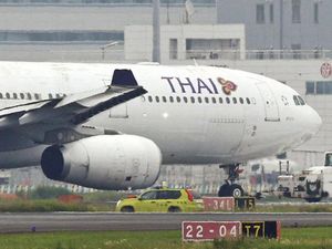 2 Pesawat Tabrakan di Landasan Bandara Haneda, Ujung Sayap Patah 2 Pesawat Tabrakan di Landasan Bandara Haneda, Ujung Sayap Patah