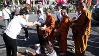 Umat Buddha Gelar Tradisi Pindapata di Solo