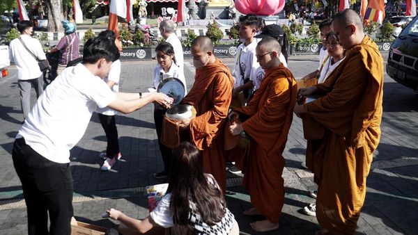 Umat Buddha Gelar Tradisi Pindapata di Solo