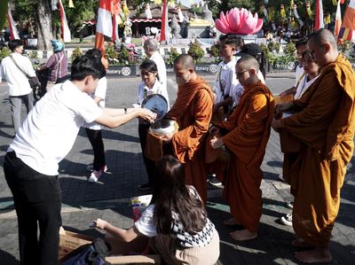 Umat Buddha Gelar Tradisi Pindapata di Solo