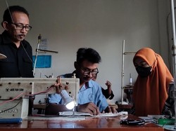 Waket DPRD Surabaya Puji Rumah Konfeksi Arsyadina Binaan Pemkot