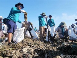 Ribuan Warga Angkat Sampah di Pantai Talanca Sukabumi, 8 Truk Disiagakan
