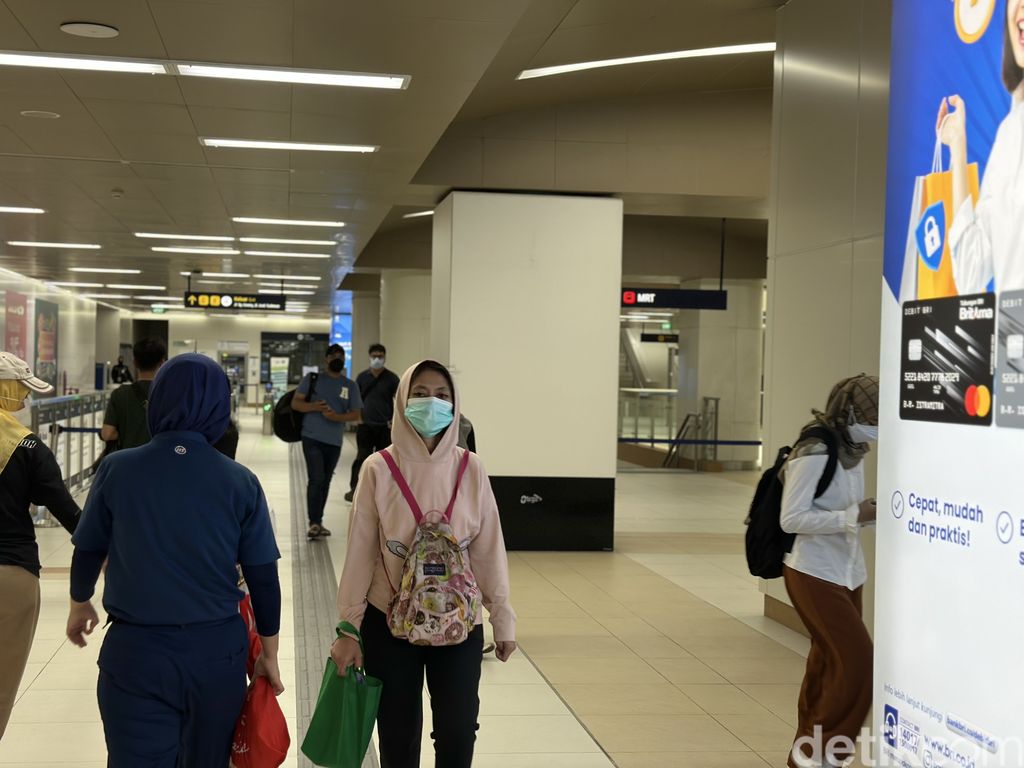 6 Foto Warga DKI Masih Nyaman Pakai Masker di MRT Meski Aturan Dicopot