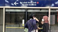 6 Foto Warga DKI Masih Nyaman Pakai Masker di MRT Meski Aturan Dicopot