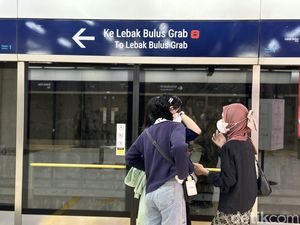 6 Foto Warga DKI Masih Nyaman Pakai Masker di MRT Meski Aturan Dicopot 6 Foto Warga DKI Masih Nyaman Pakai Masker di MRT Meski Aturan Dicopot