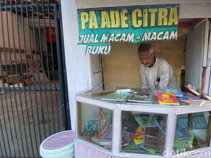 Belajar Semangat dari Abah Ade Penjual Buku Islami di Usia Senja