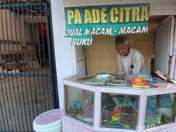 Belajar Semangat dari Abah Ade Penjual Buku Islami di Usia Senja