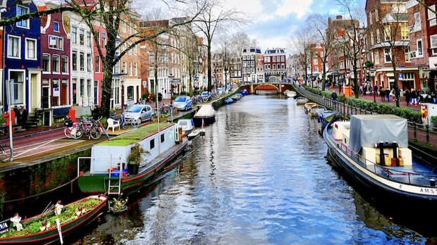 Amsterdam/Foto: Unsplash.com/Massimo Virgilio Kota terbaik untuk tujuan perjalanan detoksifikasi digital