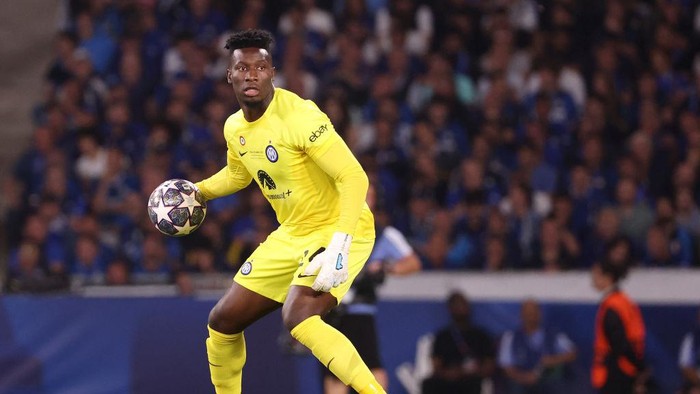 ISTANBUL, TURKEY - JUNE 10: Inter Milan goalkeeper Andre Onana during the UEFA Champions League 2022/23 final match between FC Internazionale and Manchester City FC at Atatuerk Olympic Stadium on June 10, 2023 in Istanbul, Turkey. (Photo by Jean Catuffe/Getty Images)