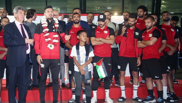 Kapten Timnas Palestina Rami Hamadeh (kanan) disambut pendukungnya setibanya di Terminal 3 Bandara Soekarno Hatta, Tangerang, Banten, Sabtu (10/6/2023). Timnas Palestina akan melakukan pertandingan persahabatan atau FIFA Matchday dengan Timnas Indonesia pada Rabu (14/6) di Stadion Gelora Bung Tomo, Surabaya. ANTARA FOTO/Muhammad Iqbal/pras.