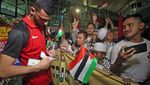 Antusias Pendukung Sambut Timnas Palestina di Bandara Soetta