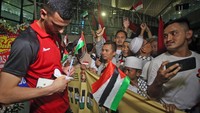 Tak sedikit juga yang ingin meminta tanda tangan oleh salah satu pemain pesepak bola Timnas Palestina yakni Taufik Ali.