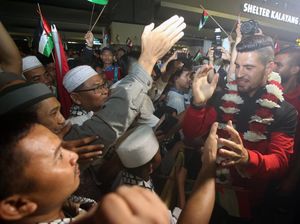 Antusias Pendukung Sambut Timnas Palestina di Bandara Soetta