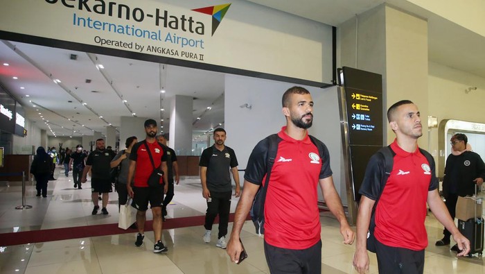 Antusias Pendukung Sambut Timnas Palestina di Bandara Soetta Kapten Timnas Palestina Rami Hamadeh (kanan) disambut pendukungnya setibanya di Terminal 3 Bandara Soekarno Hatta, Tangerang, Banten, Sabtu (10/6/2023). Timnas Palestina akan melakukan pertandingan persahabatan atau FIFA Matchday dengan Timnas Indonesia pada Rabu (14/6) di Stadion Gelora Bung Tomo, Surabaya. ANTARA FOTO/Muhammad Iqbal/pras.