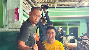 Momen Baim Wong Ikut Layani Pengunjung di Warung Sate Maranggi