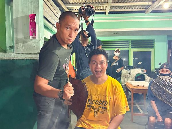 Momen Baim Wong Ikut Layani Pengunjung di Warung Sate Maranggi