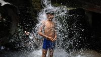 Byur! Segarnya Mandi Saat Teriknya Cuaca Panas di Delhi
