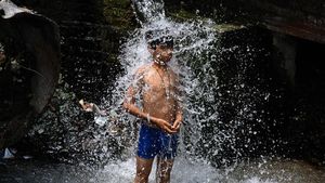 Byur! Segarnya Mandi Saat Teriknya Cuaca Panas di Delhi