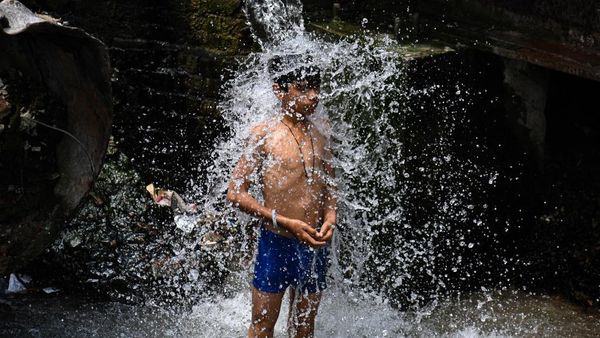 Byur! Segarnya Mandi Saat Teriknya Cuaca Panas di Delhi