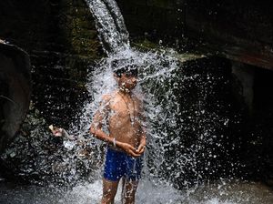Byur! Segarnya Mandi Saat Teriknya Cuaca Panas di Delhi