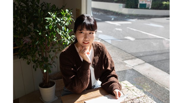 Ilustrasi seorang perempuan yang sedang berpikir.