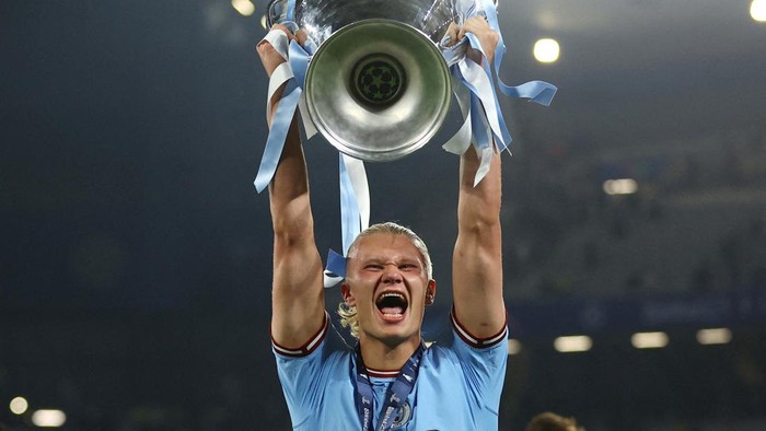 Soccer Football - Champions League Final - Manchester City v Inter Milan - Ataturk Olympic Stadium, Istanbul, Turkey - June 11, 2023 Manchester Citys Erling Braut Haaland celebrates with the trophy after winning the Champions League REUTERS/Matthew Childs TPX IMAGES OF THE DAY