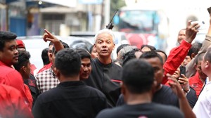 Momen Ganjar Semobil dengan Bobby Menantu Jokowi di Medan