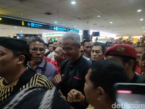 Teriakan Presiden Relawan Sambut Ganjar di Bandara Kualanamu