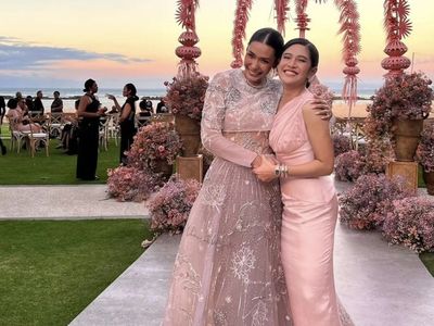 Anggunnya Dian Sastrowardoyo Jadi Bridesmaid Adinia Wirasti, Bak Dewi Yunani