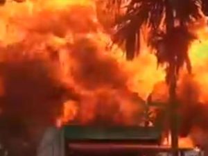 Video Gudang BBM Terbakar-Meledak di Labuhanbatu Video Gudang BBM Terbakar-Meledak di Labuhanbatu