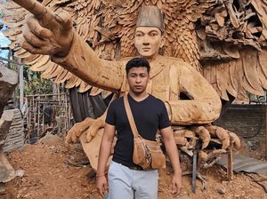 Seniman Bali Garap Patung Bung Karno-Garuda dari Kayu Jati Setinggi 17 Meter Seniman Bali Garap Patung Bung Karno-Garuda dari Kayu Jati Setinggi 17 Meter
