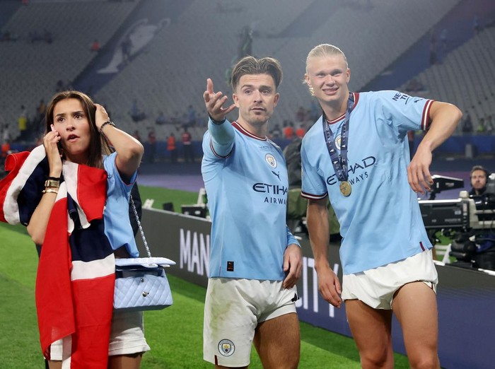 ISTANBUL, TURKEY - JUNE 10: Jack Grealish and Erling Haaland of Manchester City celebrate after the team's victory in the UEFA Champions League 2022/23 final match between FC Internazionale and Manchester City FC at Atatuerk Olympic Stadium on June 10, 2023 in Istanbul, Turkey. (Photo by Alexander Hassenstein - UEFA/UEFA via Getty Images)